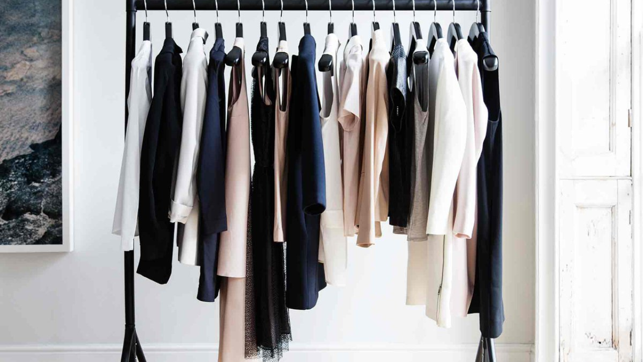 Vereinfachen Sie Ihren Lebensstil und verbessern Sie Ihren Stil mit einer minimalistischen Garderobe. Hier finden Sie eine umfassende Anleitung zum Erstellen Ihrer ganz persönlichen minimalistischen Garderobe