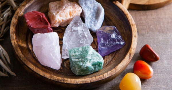 Pierres mystiques : un guide de la magie des cristaux