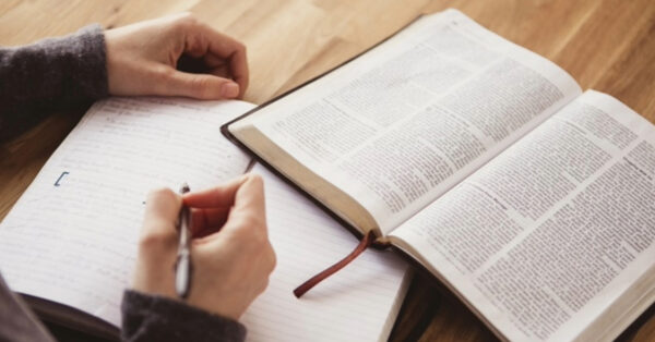 Découvrez la profonde sagesse de la Bible avec ce guide complet, vous permettant d'approfondir efficacement les Écritures. Trouvez des stratégies pratiques pour une compréhension enrichie qui vous emmène plus profondément dans le voyage spirituel.